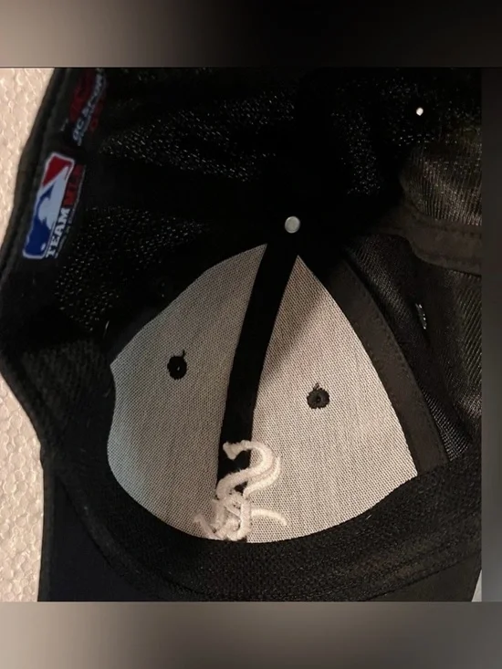 Play Ball! MLB Official White Sox Hat & 4 Licensed White Sox Plastic 10” Plates - Picture 6 of 11